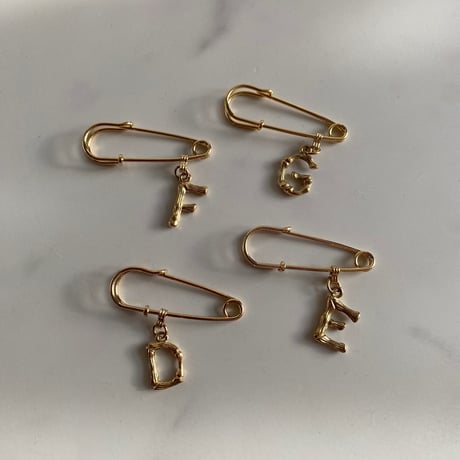 Initial pin brooch (D・E・F・G)