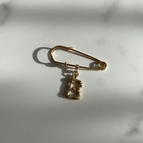 Initial pin brooch (A・B・C)
