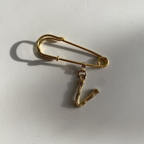 Initial pin brooch (U・V・W)