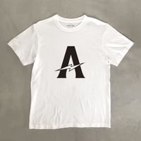 "A" Tシャツ / ホワイト（プリント:黒）