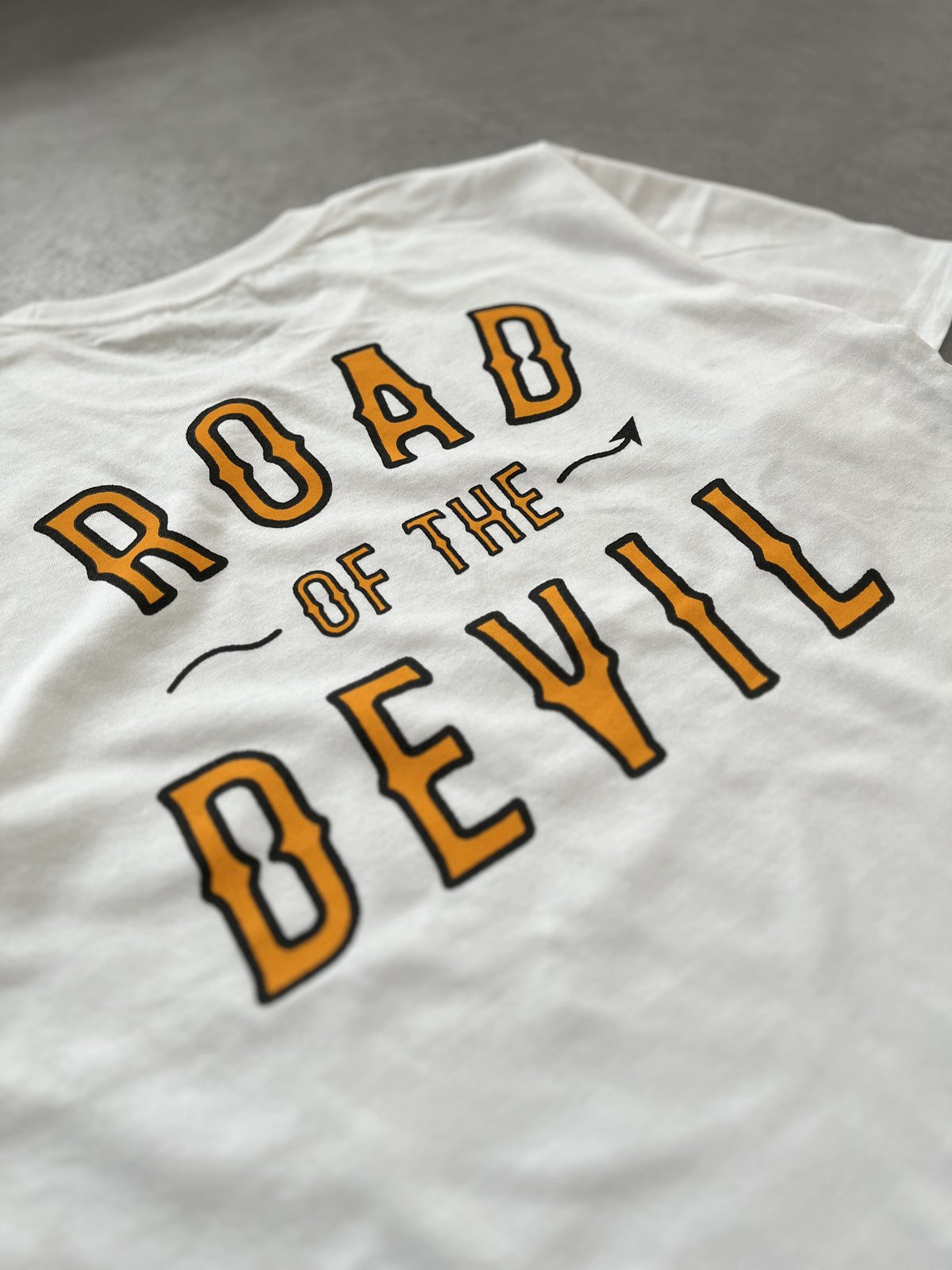 ROAD OF THE DEVIL Tシャツ / ホワイト | versioneight ROAD OF THE DEVIL Tシャツ / ホワイト | versioneight