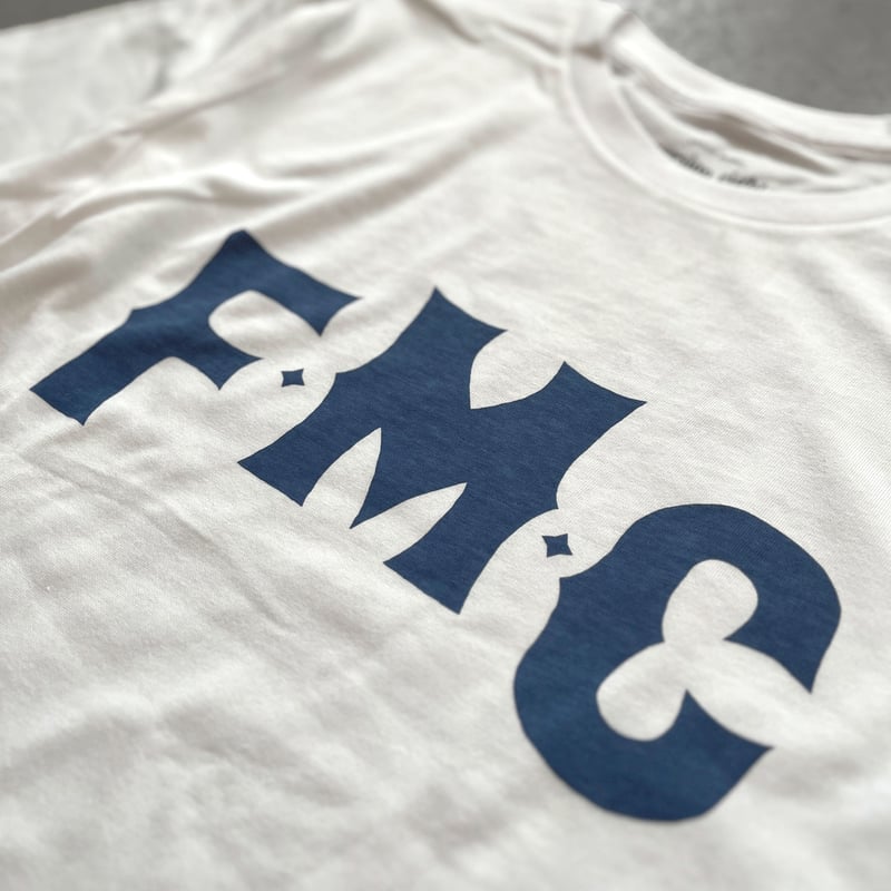 FMC Tシャツ / ホワイト（プリント:青） | versioneight