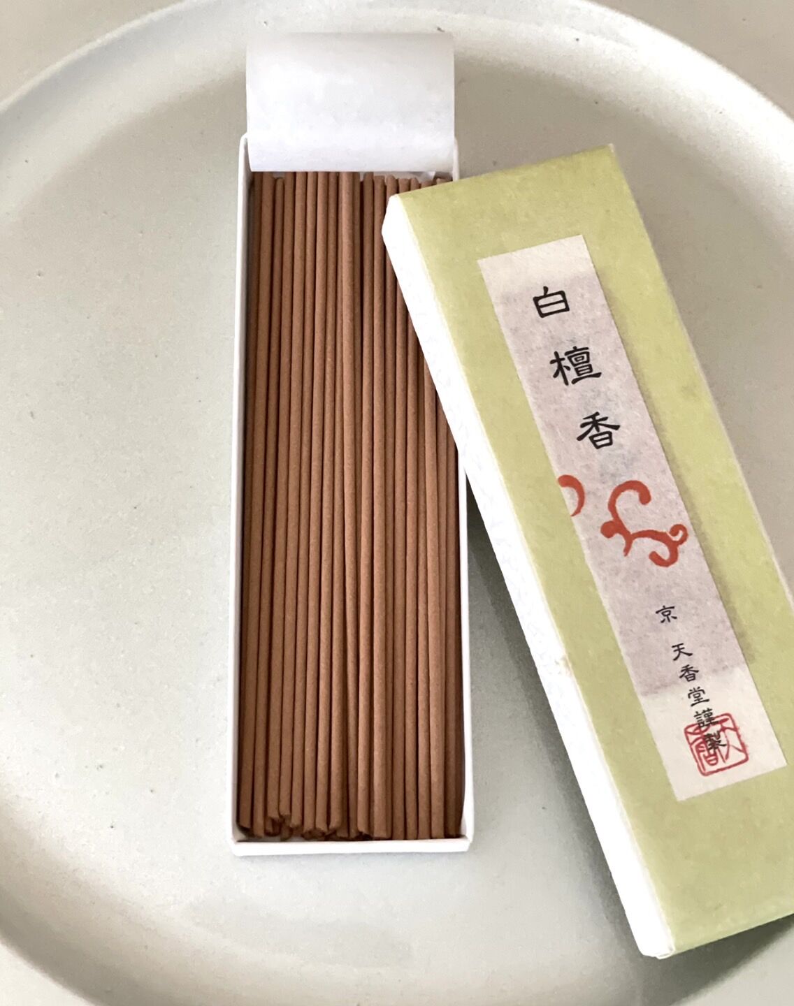 【特価・新品】 香合　白檀　蛤型　2.3寸(約6.9cm) 特製白檀香 スティック60本入 ×1点【送料込み】 ＃hrm