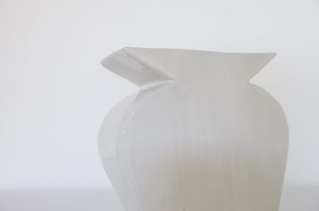 AYA COURVOISIER / FLOWER VASE / DESSIN WHITE |