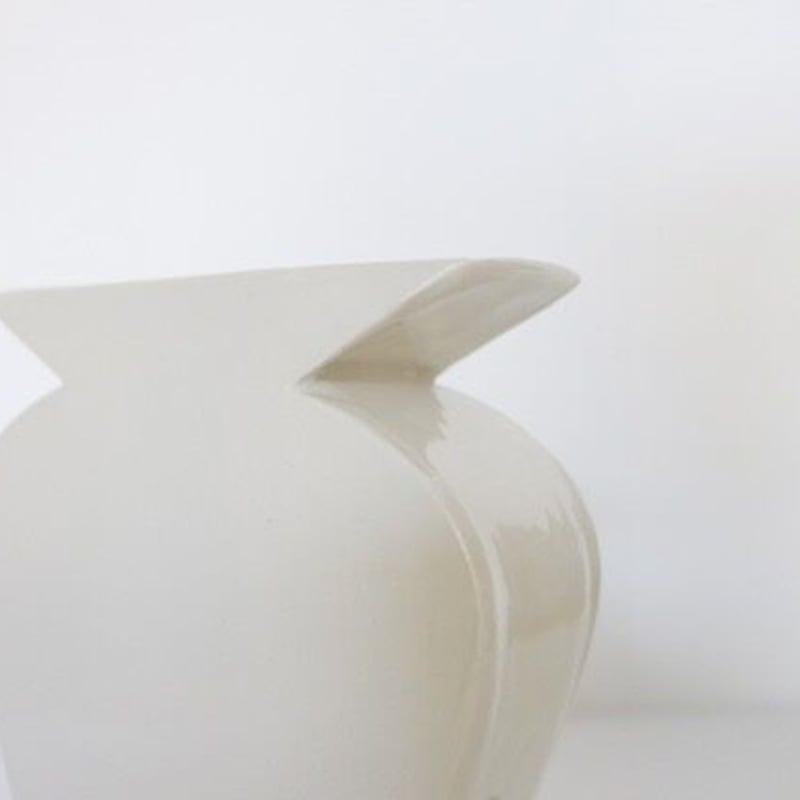 AYA COURVOISIER / FLOWER VASE / DESSIN CLASSIQU