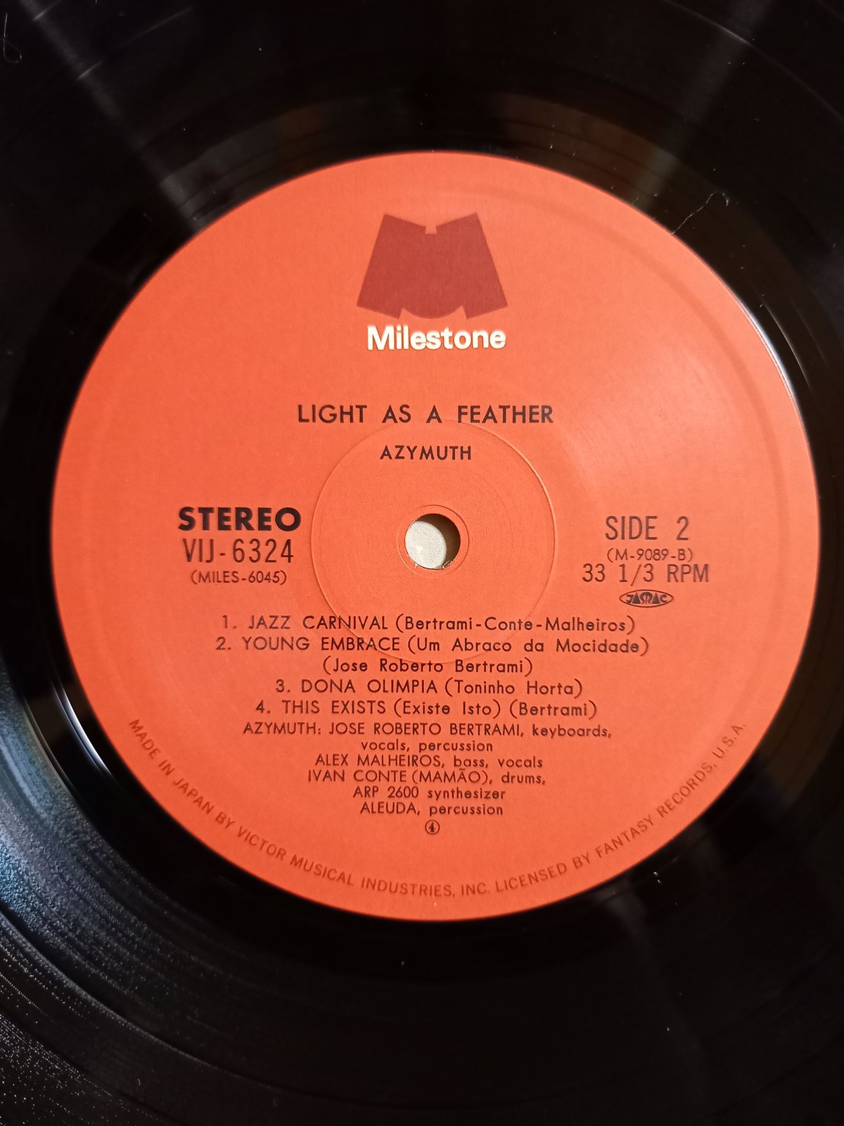 AZYMUTH/LIGHT−AS−FEATHERのLP盤レコード。 Azymuth - Light As A Feather | NEWTONE RECORDS