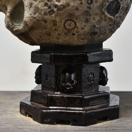 Matasuke Tatsumi（TEATOYA'S GALLERY）【Half face Skull pot Black/高台付き】RFMT23014