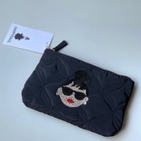 お人形ビジュ付きポーチ
