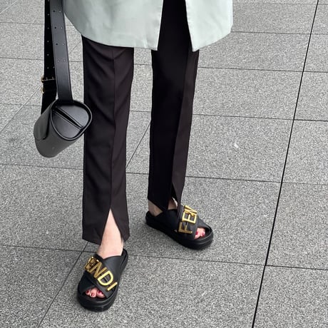 裾スリットパンツ