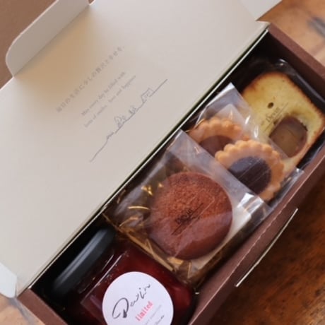 お菓子詰め合わせ（￥2500）