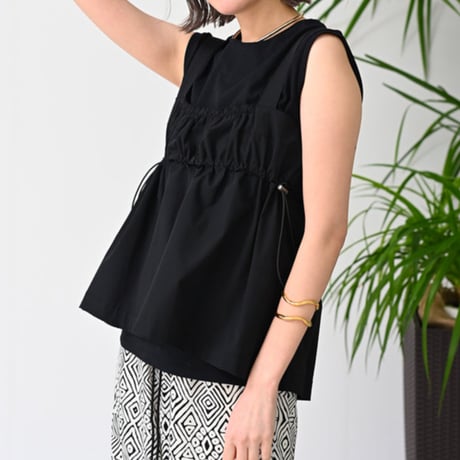 タグ付　HERENCIA ヘレンチア　バックプリーツノースリーブルゾン　ベスト タグ付 HERENCIA ヘレンチア バックプリーツノースリーブルゾン