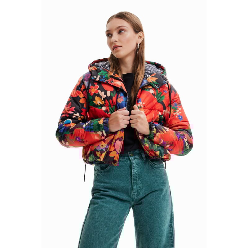 デジグアル　赤いダウンジャケット 花柄裏地　刺繍 デシグアル Desigual 総柄 刺繍 ダウンコート 中綿コート 赤 Мサイズ