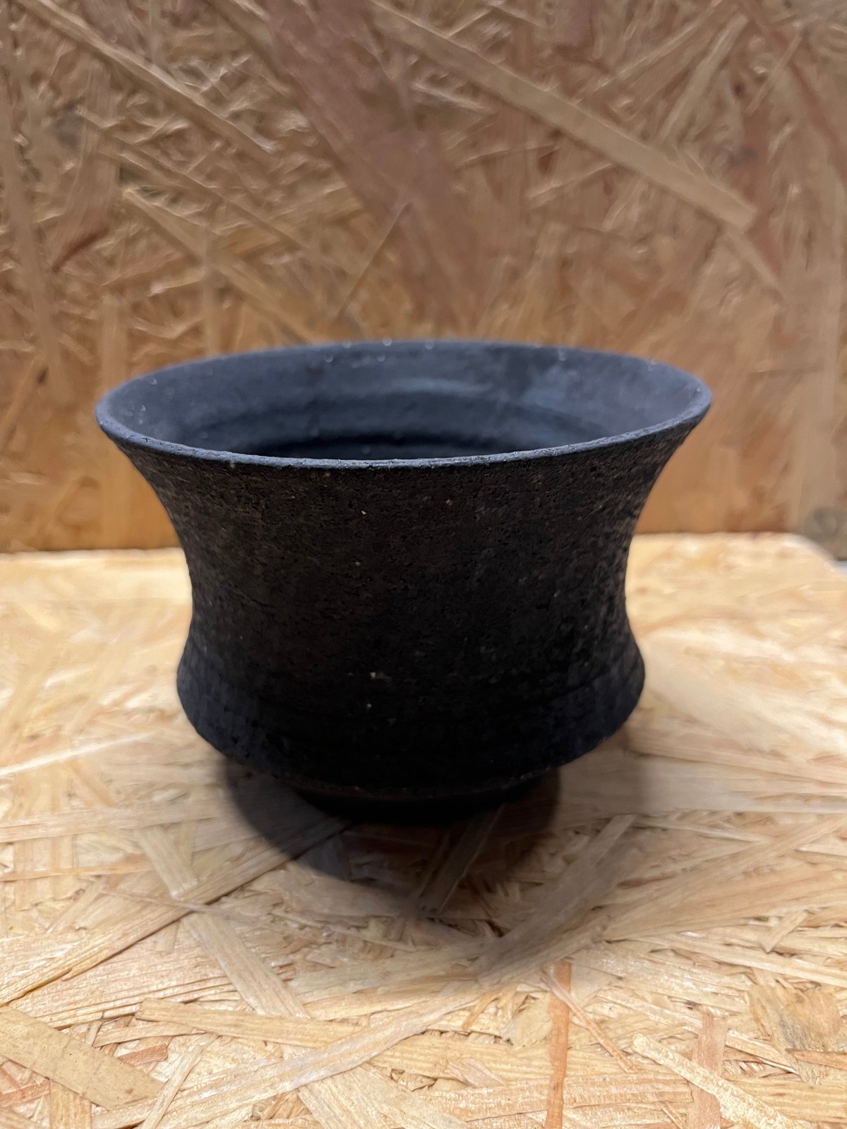 KAMIYAMA 黒鉄釉　かみ山陶器　植木鉢　ハンドメイド かみ山陶器 黒鉄釉波形鉢 | Ducks ( plants. )