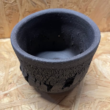 一穂窯　黒嘯裂鉢