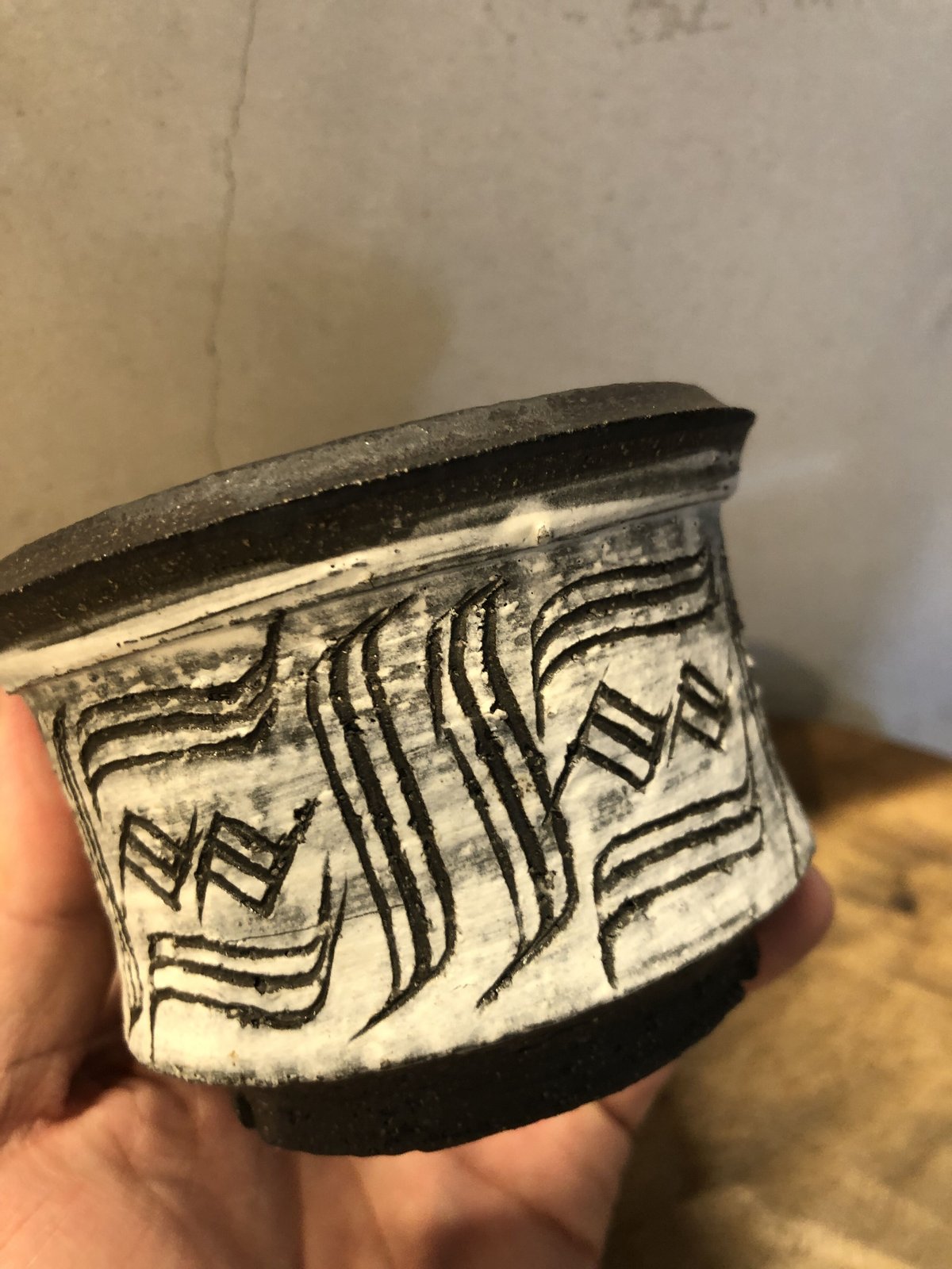 陶芸家の保田修作氏とrimwork氏が共同制作した「刻紋鉢」シリーズのアイテム 刻紋鉢 保田修作×rimwork | GREEN LUCK