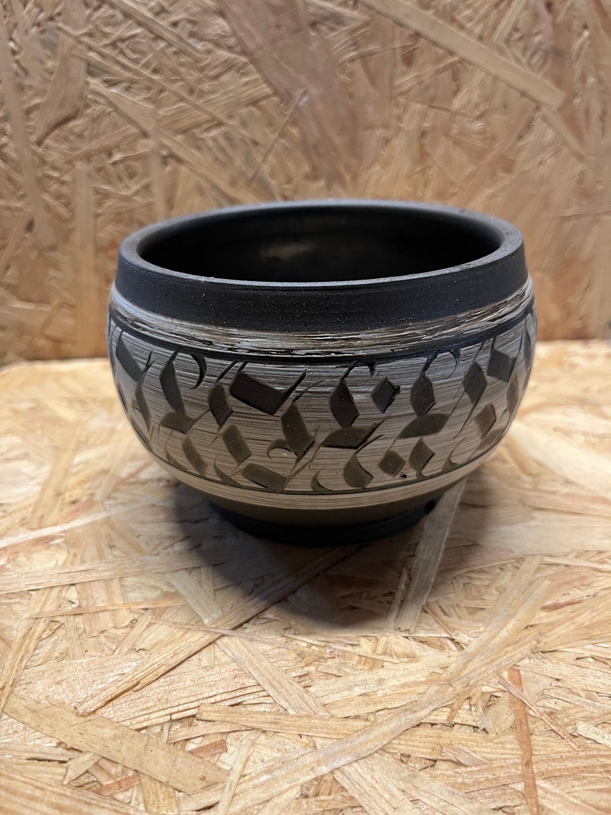 陶芸家の保田修作氏とrimwork氏が共同制作した「刻紋鉢」シリーズのアイテム 刻紋鉢 保田修作×rimwork | GREEN LUCK