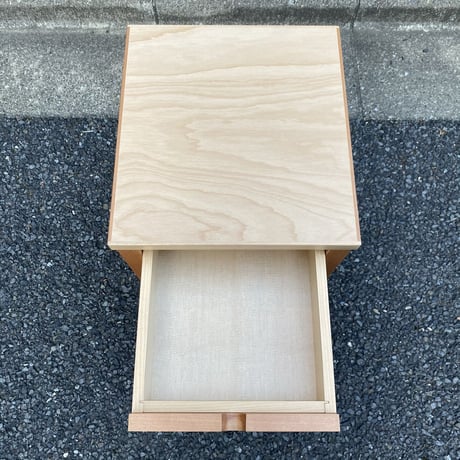 M:Table（カバ材ウレタン仕上げのサイドテーブル）