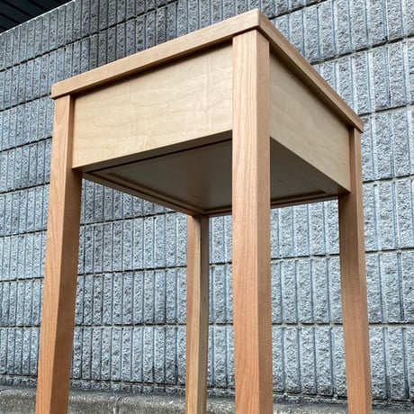M:Table（カバ材ウレタン仕上げのサイドテーブル）