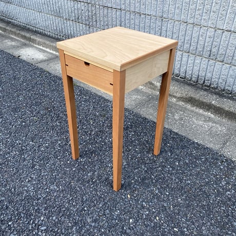 M:Table（カバ材ウレタン仕上げのサイドテーブル）