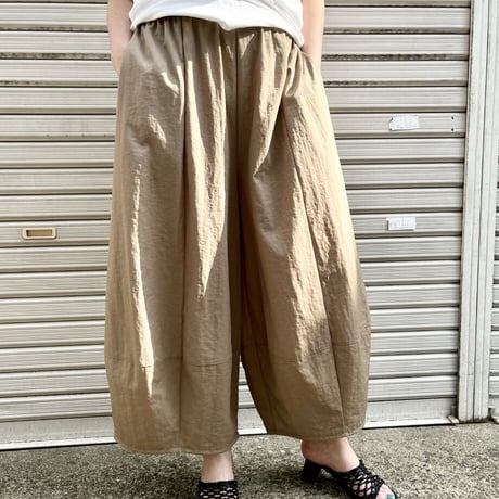 サラリ ナイロン素材 裾タック ヒザデル 変形 ゆるい パンツ