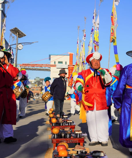 【食材付き！】オンラインイベント「ヤスダと神野の土産話～韓国 楸子島の旧正月祭りと食～」
