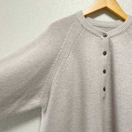 北欧、暮らしの道具店 KURASHI＆Trips ふんわり素材のヘンリーネックニット