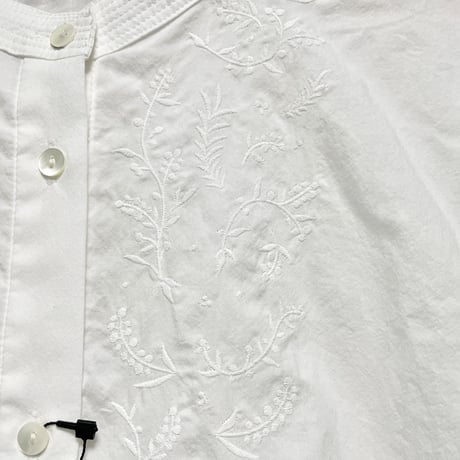 2025S/S KURASHI&Trips PUBLISHING  「やわらかに、凛と」すずらん揺れる刺繍ブラウス