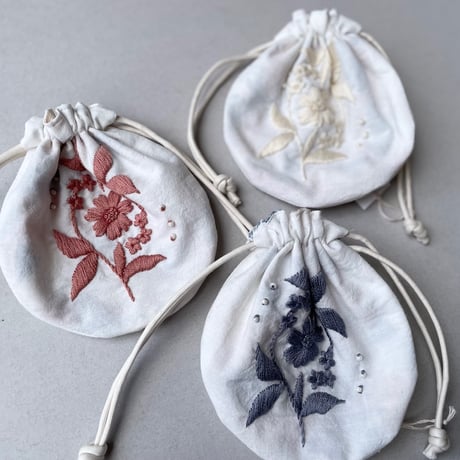 atelier N 花刺繍の丸型巾着