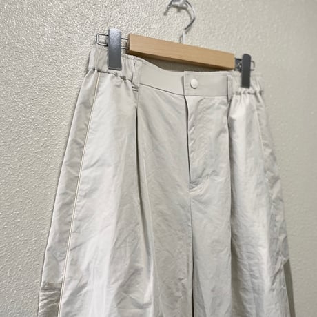 販売継続品 / 2025AW / iki ピーチスキンタフタ サテン切り替えワークパンツ