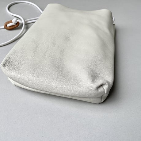 販売継続品 / ATELIER 4.5 ゴートレザー インナーポケット付き サコッシュ