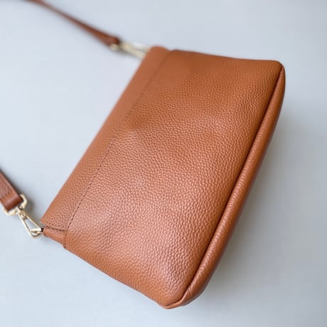 販売継続品 /  agnès b. レザーショルダーバッグ ”The b.”