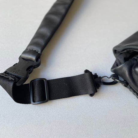 ebagos ラム・ボディバッグ S （マロングラッセ） 籐ポケ付きショルダー ラムレザー BLACK