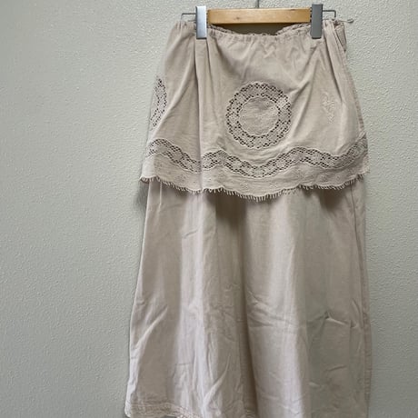 used  お皿モチーフ刺繍エプロン付スカート