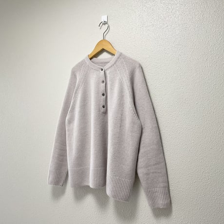 北欧、暮らしの道具店 KURASHI＆Trips ふんわり素材のヘンリーネックニット