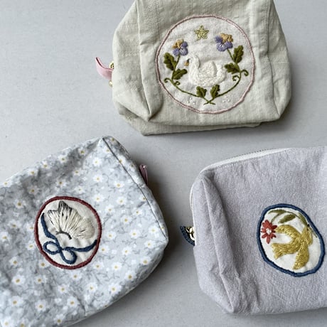 atelier N 手刺繍のスクエアポーチ