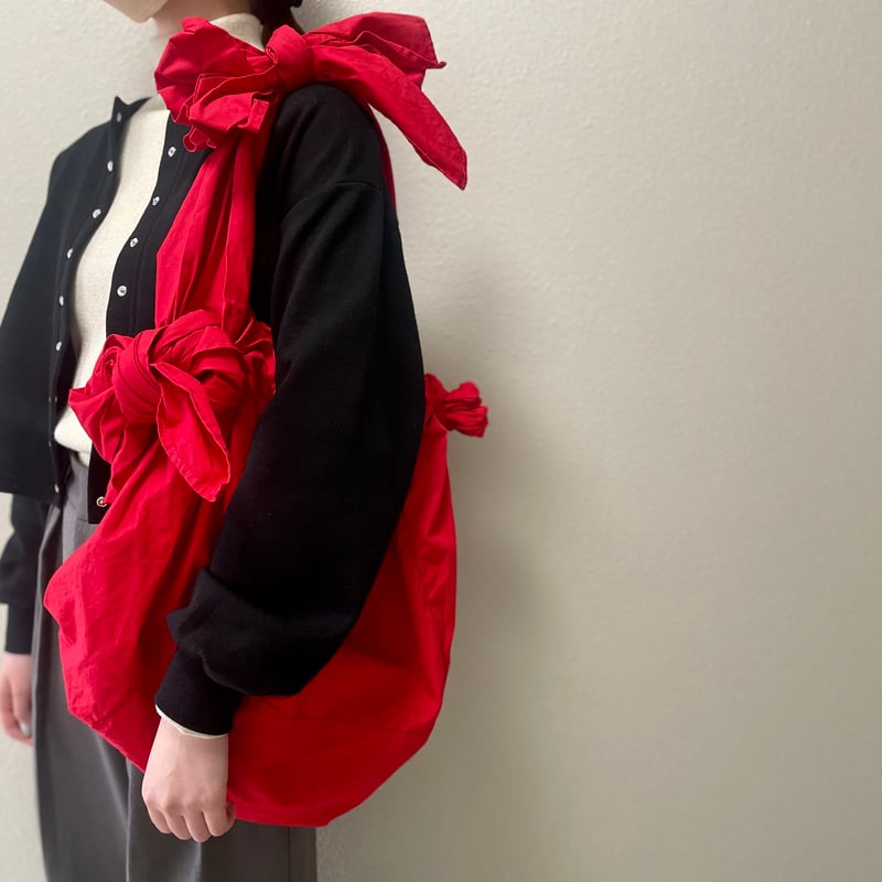 COMME des GARÇONS リボン付きレッドバッグ コム デ ギャルソン・ガール“まるごとリボン”の新作バッグ、艶やかな