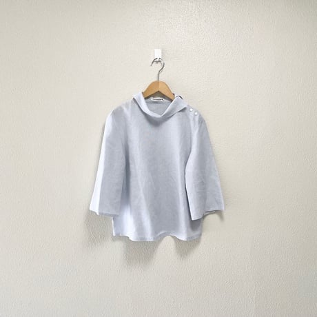 minaperhonen ショルダーボタンロールネックブラウス