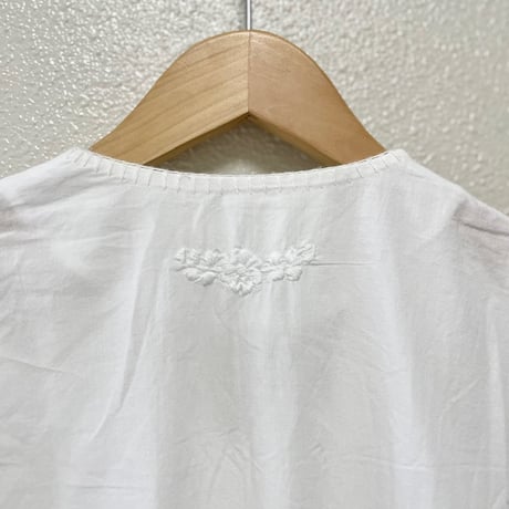 midiumisolid 刺繍ノースリーブブラウス