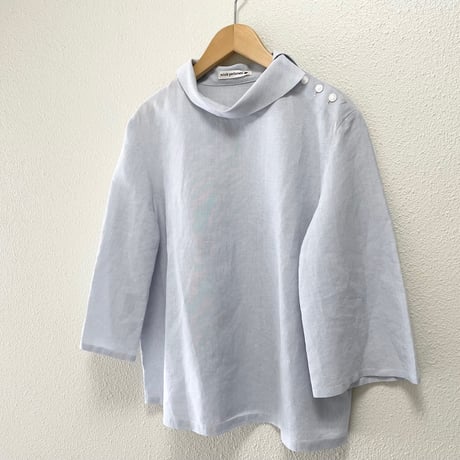minaperhonen ショルダーボタンロールネックブラウス