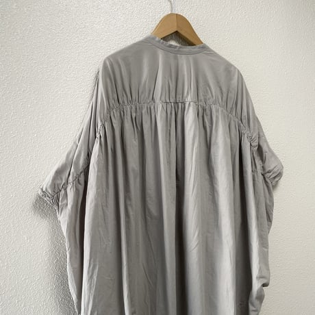 mizuiro ind バックギャザーノースリーブ ロングシャツワンピース【グレー】