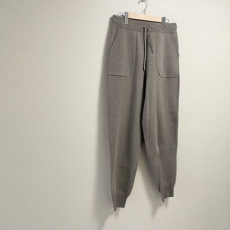 販売継続品 / 北欧、暮らしの道具店 KURASHI&Trips PUBLISHING 「大人に似合うリラックス感」 すっきりシルエットのニットパンツ