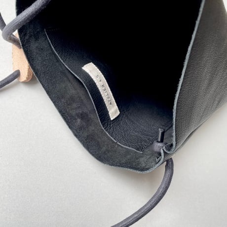 販売継続品 / ATELIER 4.5 ゴートレザー インナーポケット付き サコッシュ