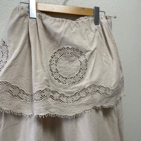 used  お皿モチーフ刺繍エプロン付スカート