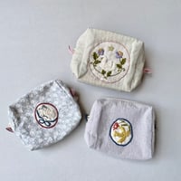 atelier N 手刺繍のスクエアポーチ