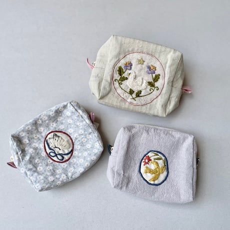 atelier N 手刺繍のスクエアポーチ