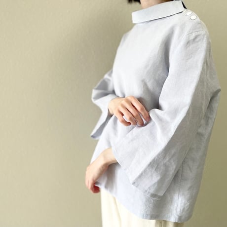 minaperhonen ショルダーボタンロールネックブラウス