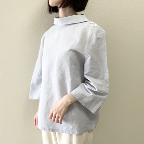 minaperhonen ショルダーボタンロールネックブラウス