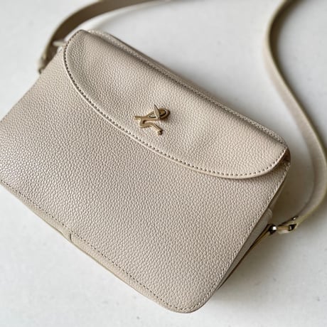 agnes b. レザーショルダーバッグ