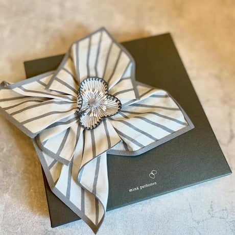 minaperhonen   light flower　corsage