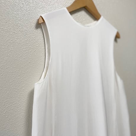 2025SS / 未使用品 iki レーヨンちりめんノースリワンピース